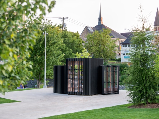 Atelier Kastelic Buffey verursacht Minibuchaustausch, der in einen glühenden Flugschreiber zusammenfaltet