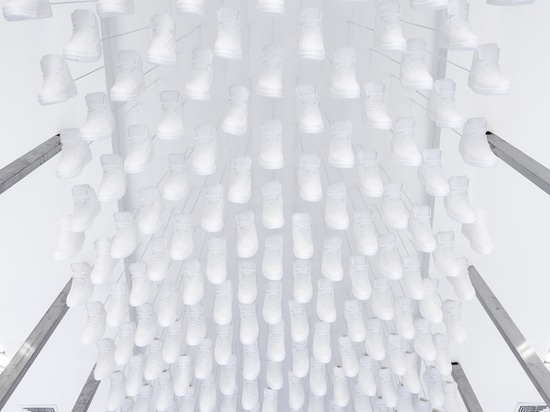 Snarkitecture verschiebt 700 Luft-Jordanien-Repliken Kiths im Brooklyn-Speicher