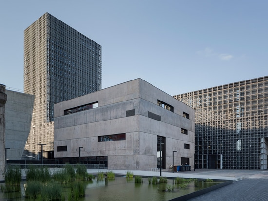 Stahlrasterfeld bedeckt doppeltes freitragendes Gebäude für die Universität von Luxemburg