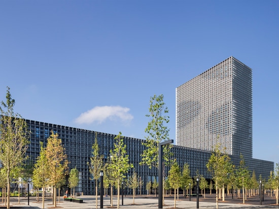 Stahlrasterfeld bedeckt doppeltes freitragendes Gebäude für die Universität von Luxemburg