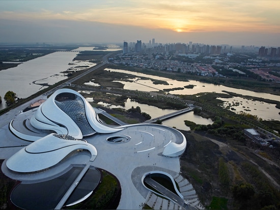 das Opernhaus befindet sich unter der Sumpfgebietlandschaft von Harbin, Porzellan