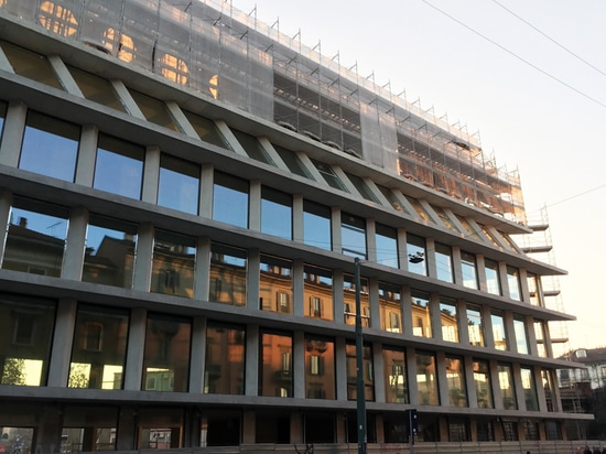 das Glasieren reflektiert den vorhandenen von Mailand Streetscape