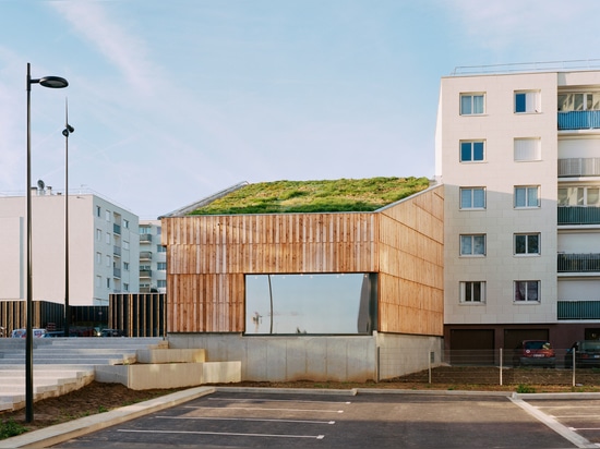 Passivhaus Einkaufszentrum durch Architektur Guillaumeramillien ist im Gras und im Bauholz plattiert