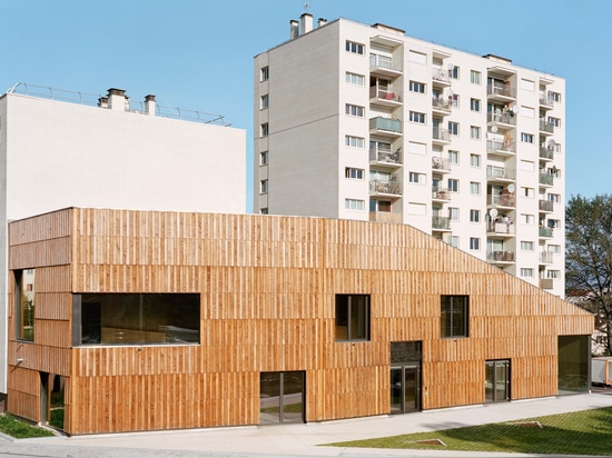 Passivhaus Einkaufszentrum durch Architektur Guillaumeramillien ist im Gras und im Bauholz plattiert