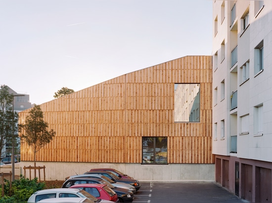 Passivhaus Einkaufszentrum durch Architektur Guillaumeramillien ist im Gras und im Bauholz plattiert