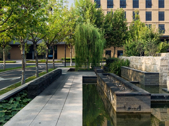 Coffey Architekten schließt Ziegelstein-plattierte Hauptsitze für ein chinesisches Stahlwerk ab