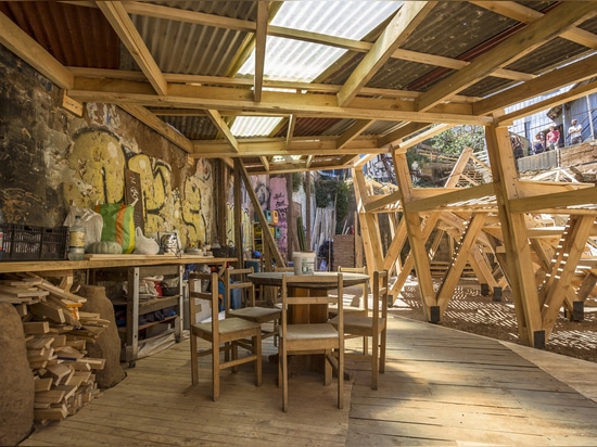 das Knappheit- und Kreativitätstudio der Wellenereignisraum Valparaiso Chile sitio eriazo designboom 04the Entwurf schließt auch Bereiche für das Kochen und das Essen ein