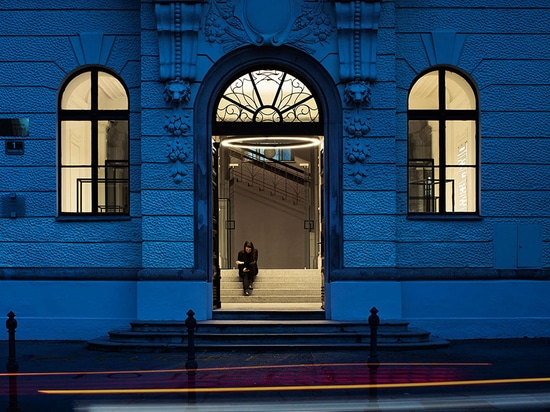 Ein unbedeutender Eingang Hall für Poljane Mittelschule durch Studio Svet Vmes