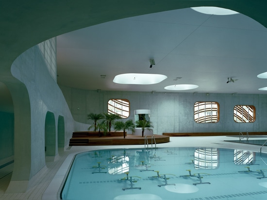 Mikou Studio schließt den Paris-Swimmingpool ab, der unter Verwendung Feng Shui der Philosophie entworfen ist