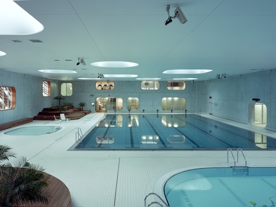 Mikou Studio schließt den Paris-Swimmingpool ab, der unter Verwendung Feng Shui der Philosophie entworfen ist