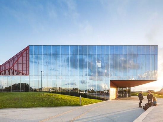 wechselndes lichtdurchlässiges Glas und Spiegel façade