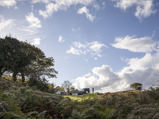 Die Verlängerung des neuen Hauses nestled in der Rolling Hills des Grafschaft-Korkens las mehr am http://www.wallpaper.com/architecture/interactive-tour-of-markus-schietsch-architekten-designed-hou...