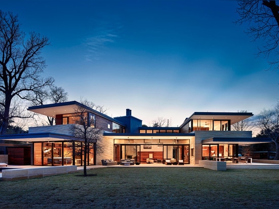 Ein neues Seeufer-Haus für eine Familie in Austin, Texas