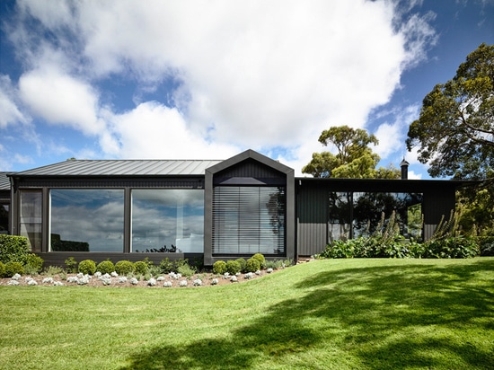 Eine zeitgenössische Erneuerung für ein Bauernhofhaus in Australien