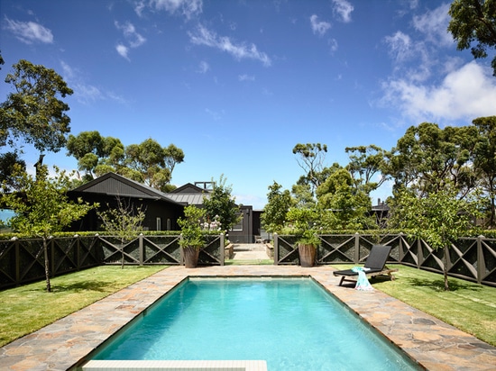 Eine zeitgenössische Erneuerung für ein Bauernhofhaus in Australien