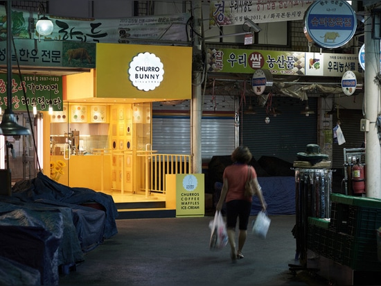 Churro Häschen fügt einen hellen Knall des Gelbs dieser Straße in Südkorea hinzu