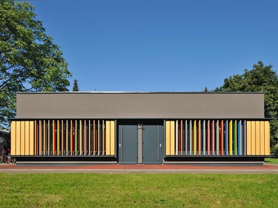 Eine bunte wechselwirkende Fassade war für diesen Kindergarten bestimmt