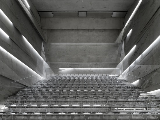 Gekipptes, versenktes Konzertsaal durch Peter Haimerl Architektur