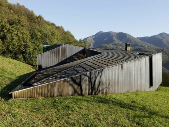 Außerordentliches alpines Landhaus in Italien ist erhitzt und durch die Erde abgekühlt