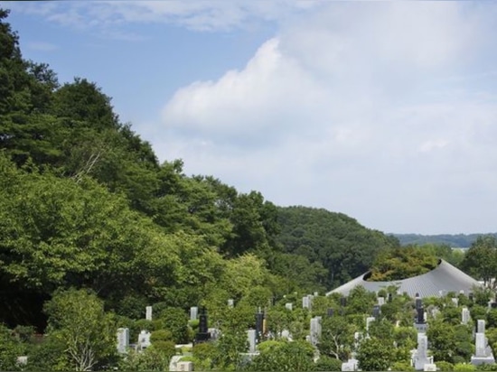 Atemberaubende japanische Kirchhofhalle mischt würdevoll Architektur mit Natur