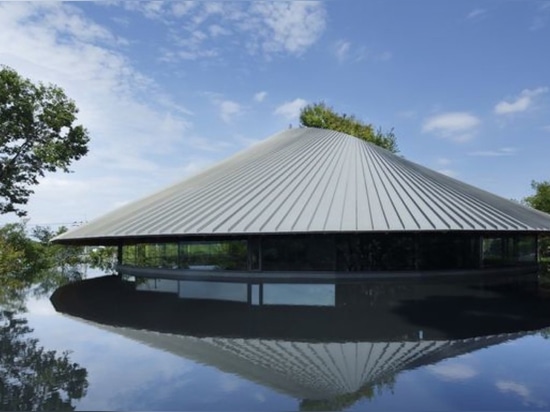 Atemberaubende japanische Kirchhofhalle mischt würdevoll Architektur mit Natur