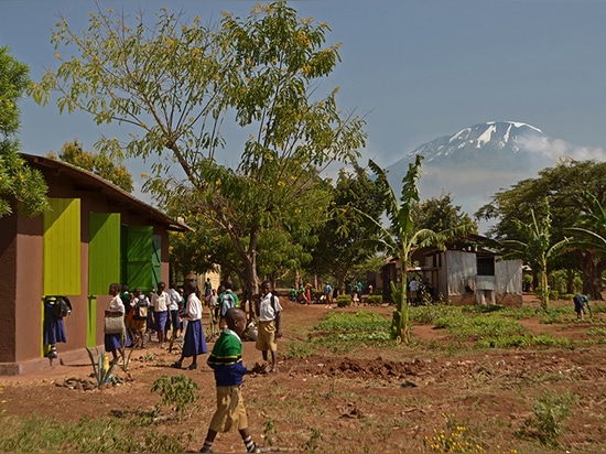 Kinder? s-Bibliothek mit dem Einfassung kilimanjaro Ion der Hintergrund