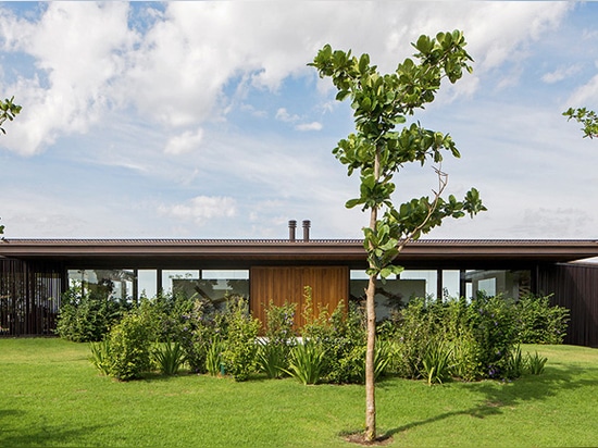 Dieses Abhanghaus hat bemerkenswerte panoramische Ansichten der brasilianischen Landschaft