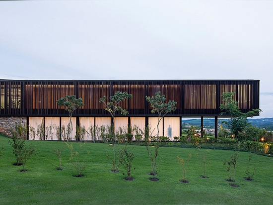 Dieses Abhanghaus hat bemerkenswerte panoramische Ansichten der brasilianischen Landschaft