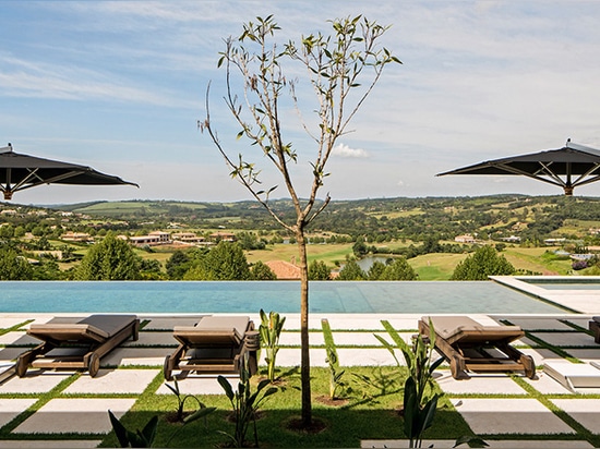 Dieses Abhanghaus hat bemerkenswerte panoramische Ansichten der brasilianischen Landschaft