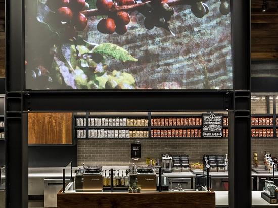 Starbucks hat eine neue Position mit Stadion-Art-Sitzplätzen geöffnet