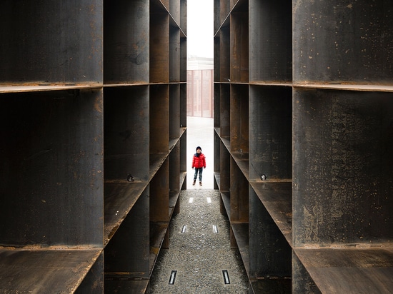 Verkürzter Symbolismus: Das Bologna Shoah Denkmal durch SATZ Architekten