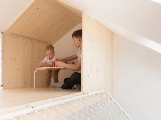 Eltern können schlafen, während die Kinder in diesem erstaunlichen Mehrebenenvorlagenschlafzimmer spielen