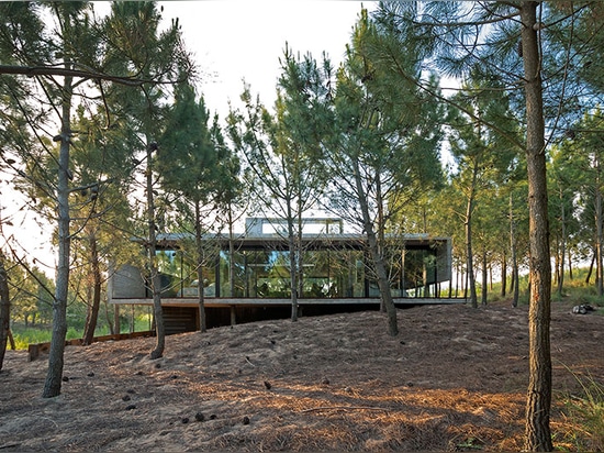 die Oberseite der Treppenkastenspante zwei große Fenster, welche die umgebende Landschaft gestalten