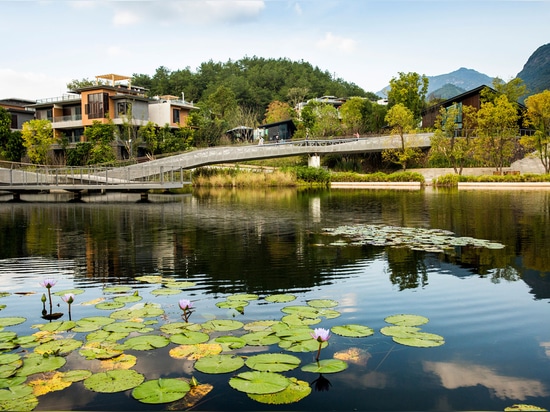 Die idyllische Einstellung und die durchdachte Architektur regt die Bewohner an, an den See und an die üppigen Gärten anzuschließen