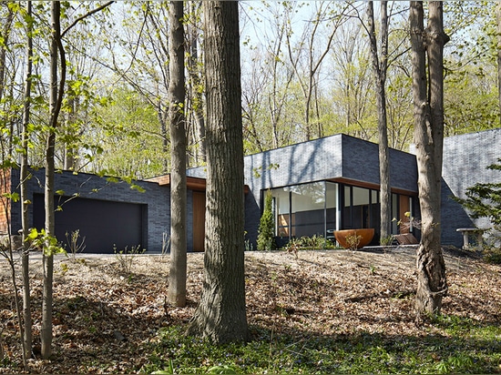 Der Plan fällt unter strenge Gebäuderegelungen, eine von den strengsten in Ontario. Der Aufstellungsort occupated vorher durch ein aufgegebenes altes Haus, das schnell demoliert wurde, um Raum für ...