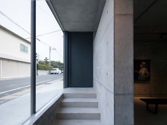 Anstarrenhaus in Japan enthält auch eine Galerie für das Anzeigen der Kunstsammlung des Klienten