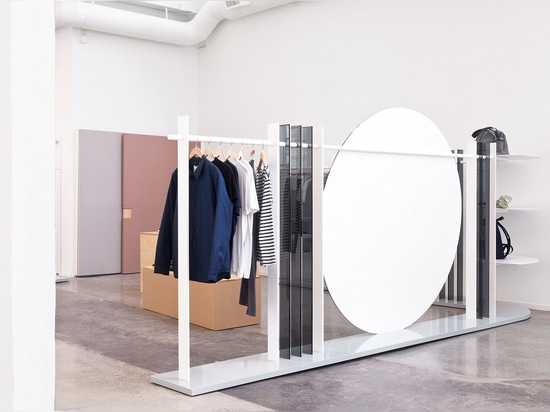 Brook&amp;Lyn stellt minimalen Art und Weiseausstellungsraum in den Everlane Büros her