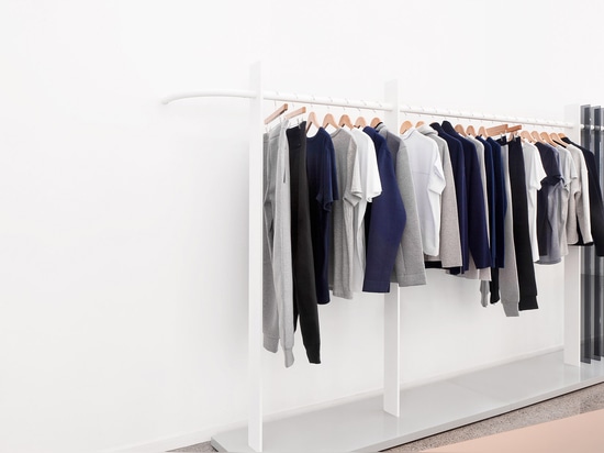 Brook&amp;Lyn stellt minimalen Art und Weiseausstellungsraum in den Everlane Büros her