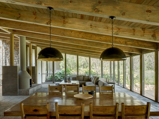 Cm Arquitectos errichtet timber-framed Santana-Haus im mexikanischen Waldland