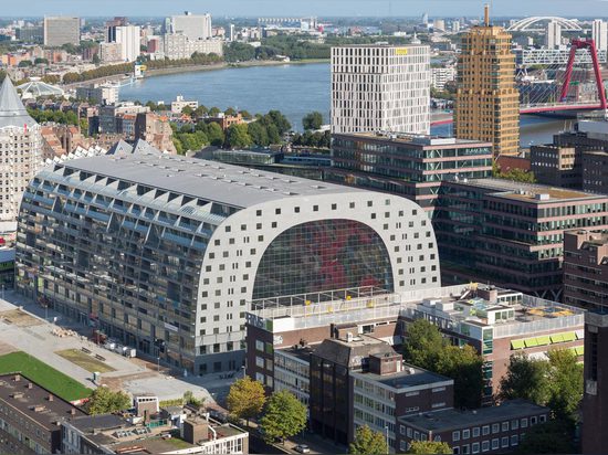 Öffnet sich ehrgeiziges Markthal MVRDVS Gebäude in Rotterdam, Gehäuse ein beschäftigter Nahrungsmittelmarkt innerhalb seines auffallenden Bogens