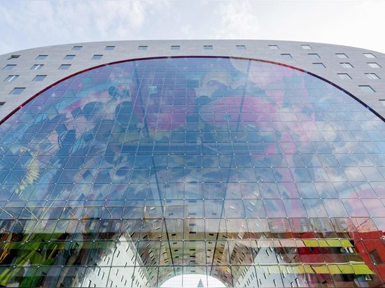 Öffnet sich ehrgeiziges Markthal MVRDVS Gebäude in Rotterdam, Gehäuse ein beschäftigter Nahrungsmittelmarkt innerhalb seines auffallenden Bogens