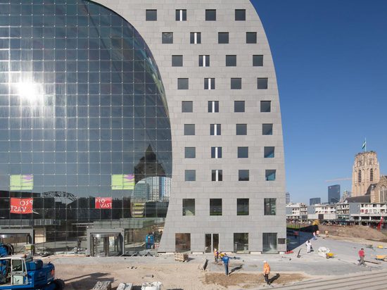 Öffnet sich ehrgeiziges Markthal MVRDVS Gebäude in Rotterdam, Gehäuse ein beschäftigter Nahrungsmittelmarkt innerhalb seines auffallenden Bogens