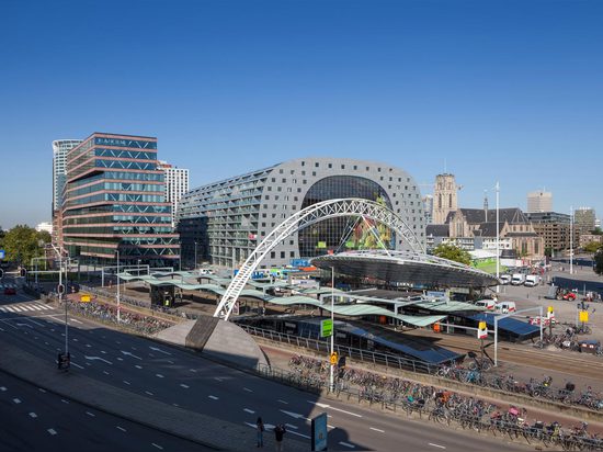 Öffnet sich ehrgeiziges Markthal MVRDVS Gebäude in Rotterdam, Gehäuse ein beschäftigter Nahrungsmittelmarkt innerhalb seines auffallenden Bogens