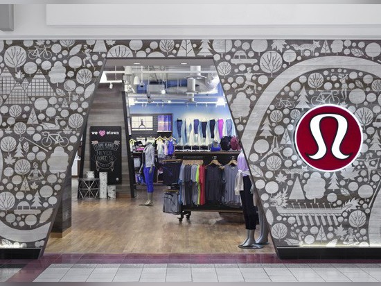 Dieser Lululemon Speicher? s-Fassade ist eine Collage der am Ort angespornten Bilder, die von Sandblasted Holz gebildet werden