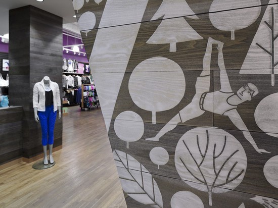 Dieser Lululemon Speicher? s-Fassade ist eine Collage der am Ort angespornten Bilder, die von Sandblasted Holz gebildet werden