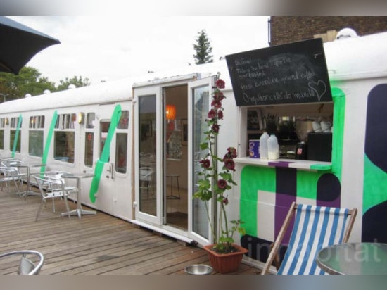 Londons Deptford Kaffee wandelt einen alten Zug-Wagen in ein Eco Restaurant um