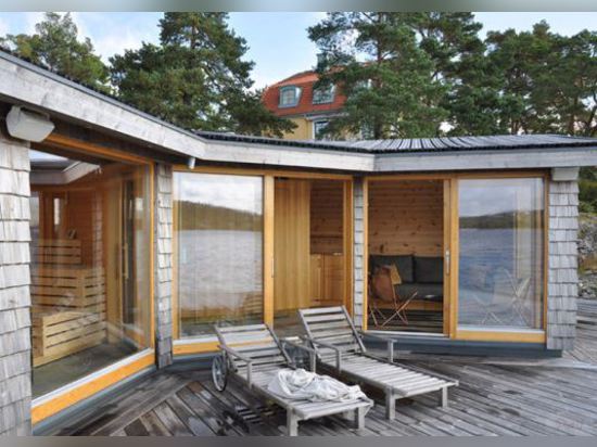 Murman Arkitekters Bauholz-plattierte Sauna tränkt oben betäuben Küsteenansichten in Stockholm