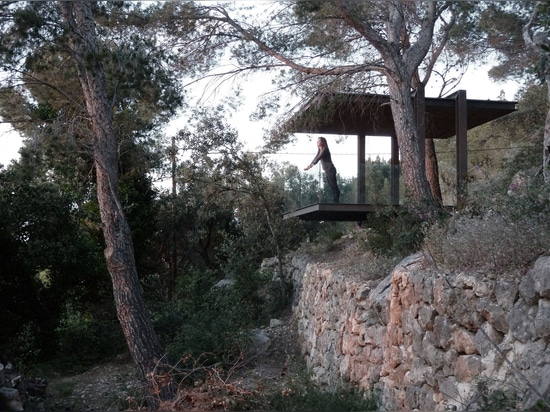 Philipp Bretschneiders gestaltet einfacher Gartenpavillon Ansichten über das Mittelmeer