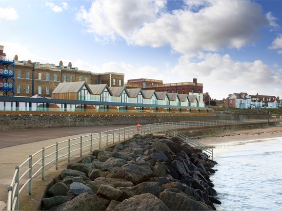 Guy Hollaway Architects schließt die Küstenhäuser ab, die von den britischen Strandhütten erinnernd sind