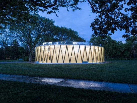 Trommel-wie Pavillion durch GH3 verursacht eine glühende Anwesenheit in einem kanadischen Stadtpark